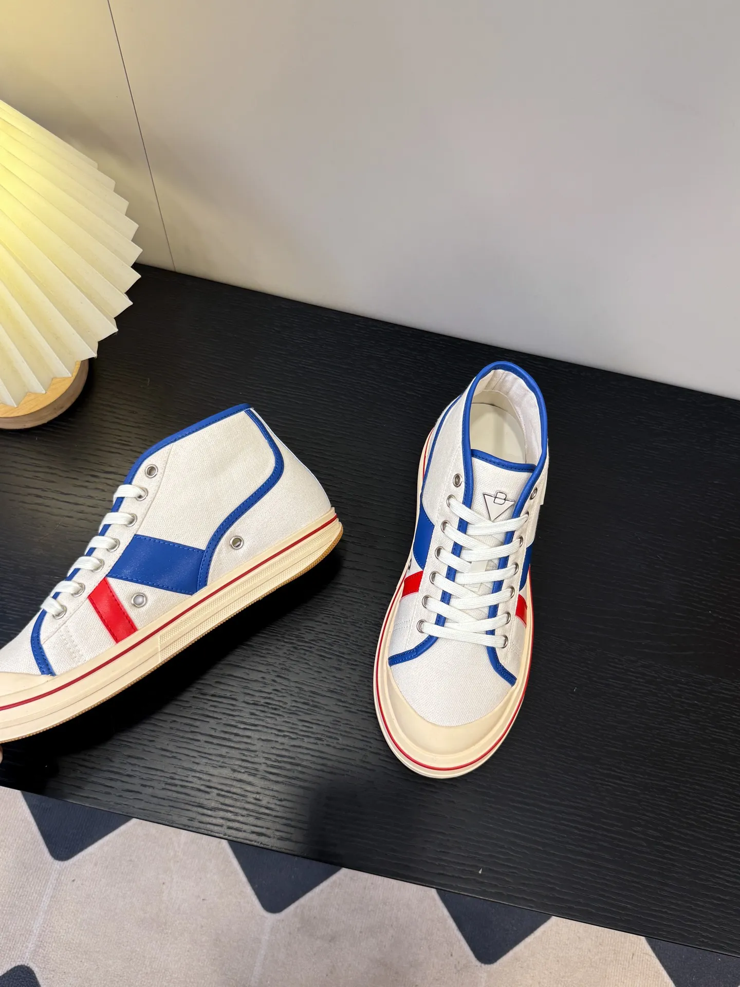 👟👟Ex-factory price 480👟👟 (Men’s size +1️⃣0️⃣) BVOrbit’s latest 2025 catwalk model, developed 1:1 from the original board, classic color matching elements! This is the biggest highlight of this shoe, eye-catching but not exaggerated design, super cool for daily use, super versatile whether paired with pants, sweaters or skirts, looks good no matter how you wear it, the more you look at it, the more you like it ❗️ Outsole: Original outsole Color: 4 colors Size: Female 35-40 Male 39-44